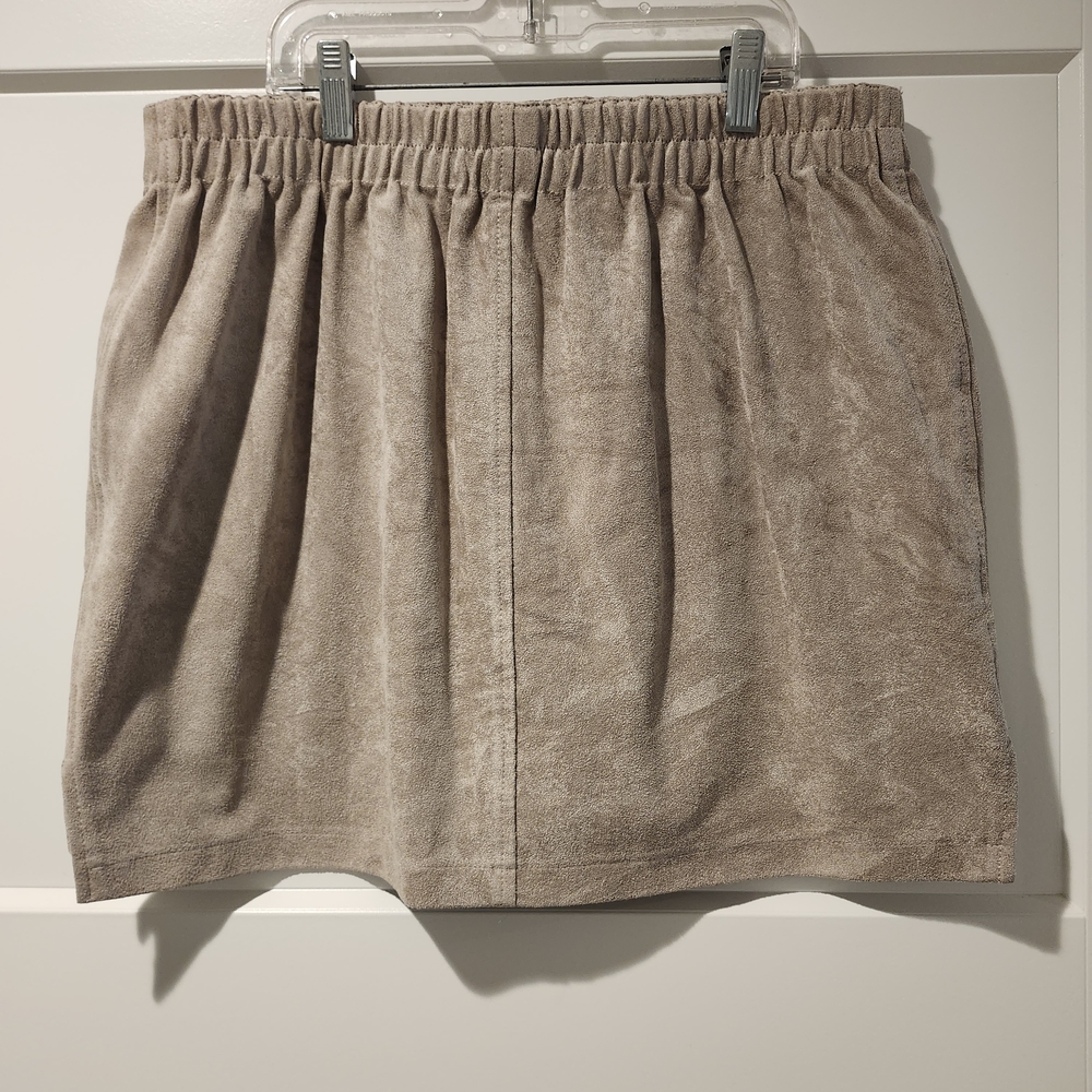 BCBGMaxAzria Tan Button-Front Pencil Skirt - Picture 3 of 4
